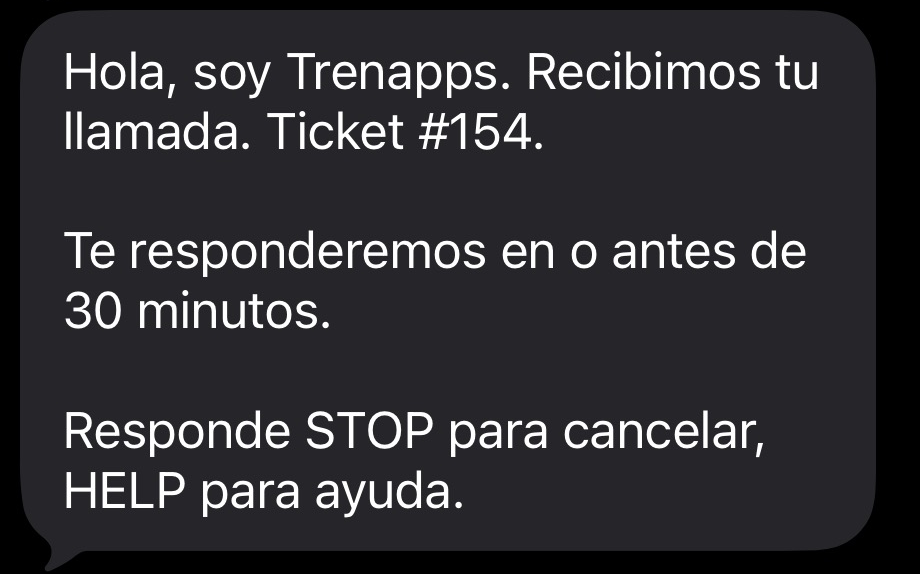 Captura de un mensaje de texto real de confirmación de Trenapps con un número de caso, recibido después de oprimir 1 durante una llamada; el número de teléfono está oculto